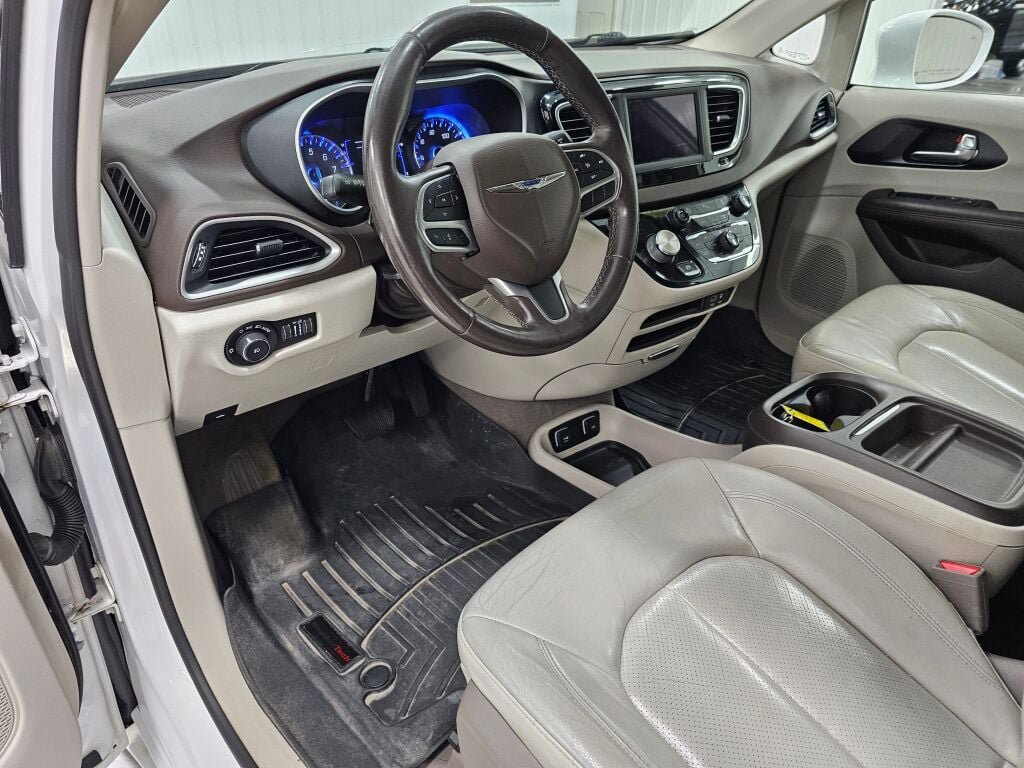 Used 2020 Chrysler Pacifica Touring-L FWD image 29