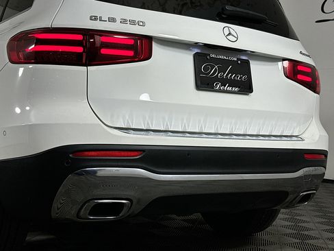 Used 2024 Mercedes-Benz GLB 250 4MATIC w/ Driver Assistance Package image 27