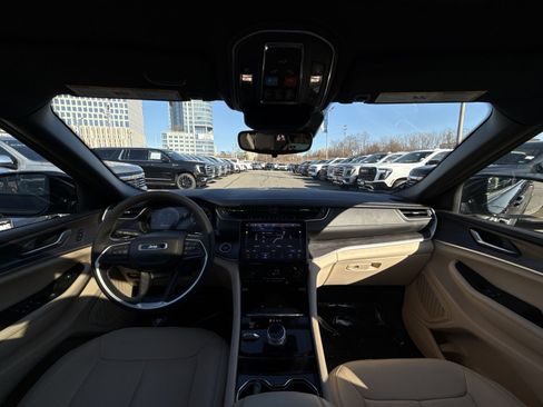 Used 2023 Jeep Grand Cherokee L Limited image 23