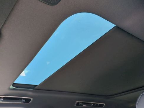 New 2025 Land Rover Range Rover Long Wheelbase SE image 18