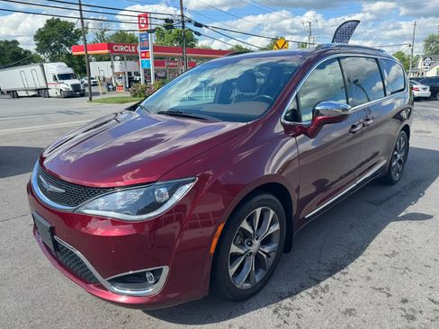 Used 2018 Chrysler Pacifica Limited w/ Tire & Wheel Group FWD image 3