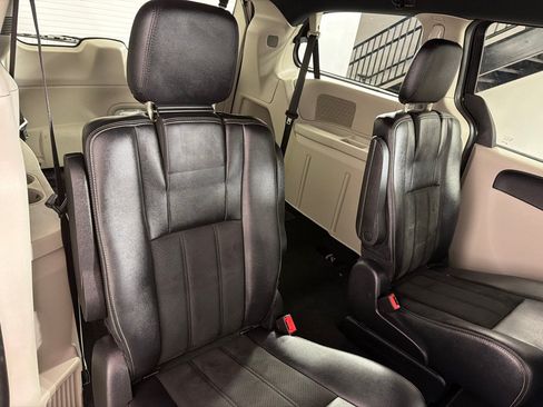 Used 2019 Dodge Grand Caravan SXT FWD image 16