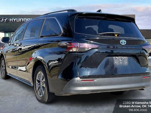 Used 2024 Toyota Sienna XLE image 7