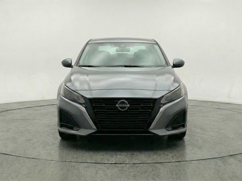 Used 2025 Nissan Altima 2.5 SV FWD image 2