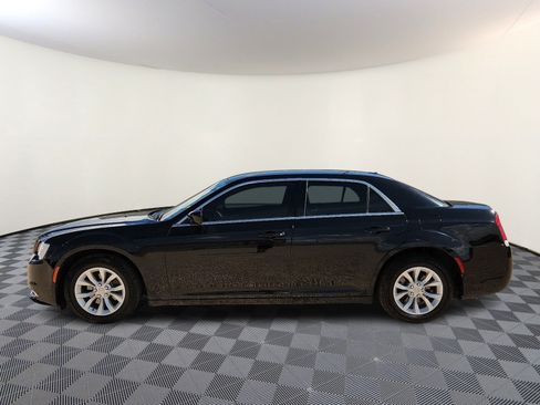 Used 2021 Chrysler 300 Touring RWD image 2