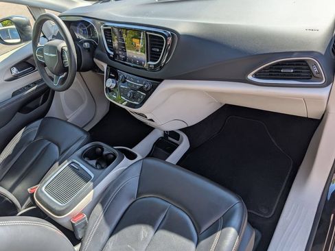 Used 2023 Chrysler Pacifica Touring-L FWD image 21