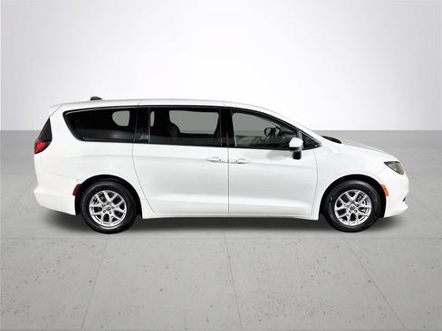 Used 2023 Chrysler Voyager LX FWD image 5