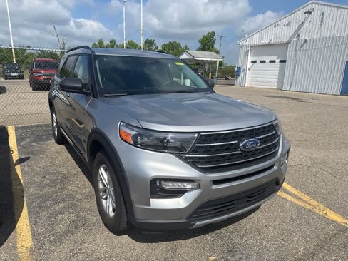 Used 2023 Ford Explorer XLT w/ Equipment Group 202A AWD/4WD image 28