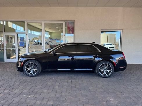 Used 2018 Chrysler 300 Touring RWD image 2