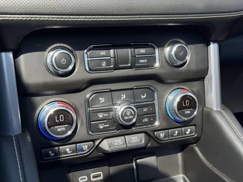 Used 2024 GMC Yukon SLT w/ SLT Premium Package AWD/4WD image 28