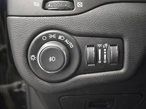 Used 2019 Jeep Cherokee Trailhawk w/ Cold Weather Group image 33