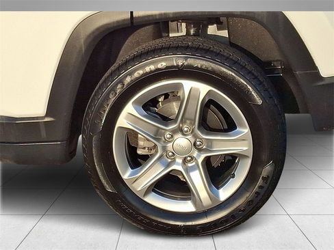 Used 2023 Jeep Compass Latitude w/ Sun and Sound Group image 7