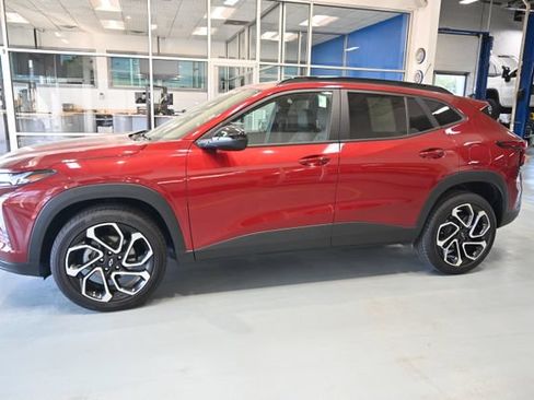 Used 2025 Chevrolet Trax RS FWD image 7