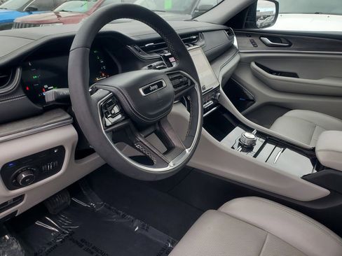 Used 2022 Jeep Grand Cherokee Overland w/ Luxury Tech Group IV image 18