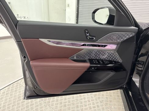 New 2025 BMW 760i xDrive w/ Premium Package image 17