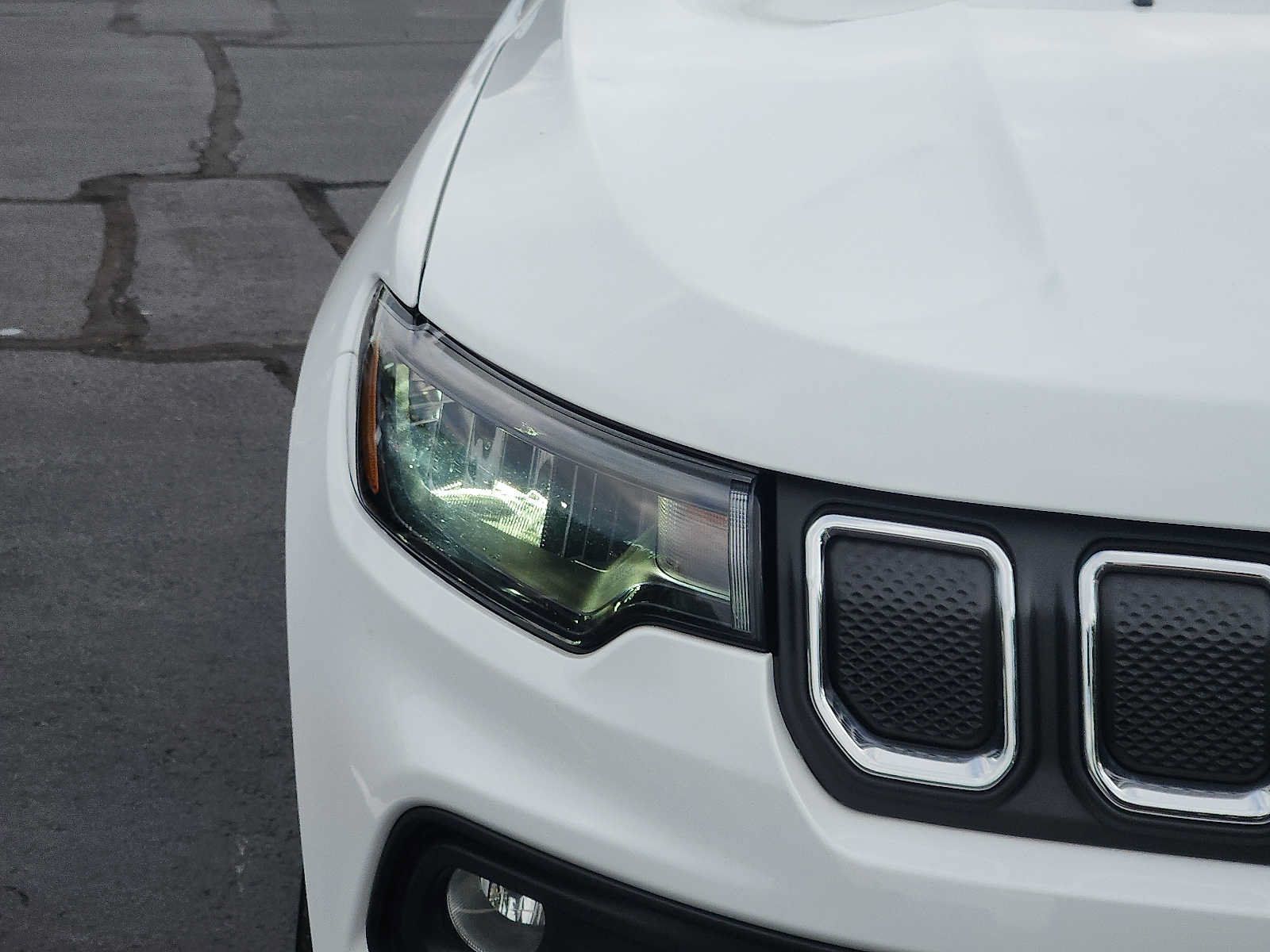 Used 2022 Jeep Compass Latitude w/ Sun and Sound Group AWD/4WD image 9