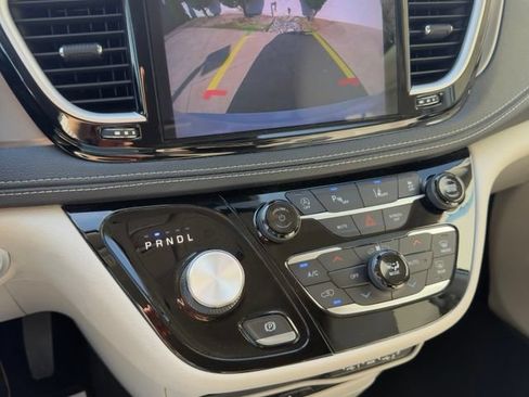 Used 2021 Chrysler Pacifica Touring-L w/ Uconnect Theater Family Group FWD image 22