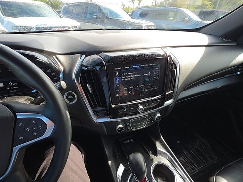 Used 2023 Chevrolet Traverse RS FWD image 3