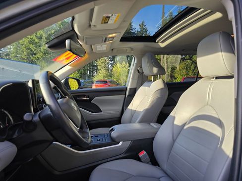 Used 2022 Toyota Highlander XLE image 13