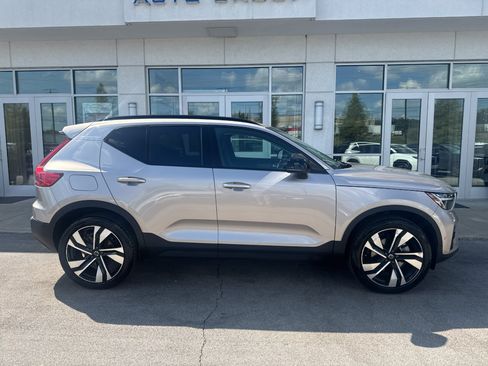 Used 2024 Volvo XC40 B5 Plus w/ Climate Package AWD/4WD image 2