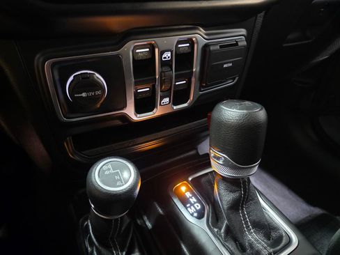 Used 2019 Jeep Wrangler Unlimited Sahara w/ Uconnect 4C Nav & Sound Group AWD/4WD image 33