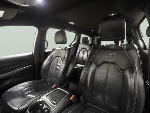 Used 2018 Chrysler Pacifica Touring-L Plus w/ S Appearance Package FWD image 14