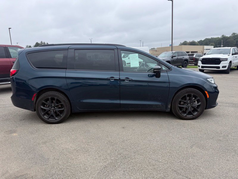 Used 2023 Chrysler Pacifica Limited w/ Uconnect Theater Family Group AWD/4WD image 16