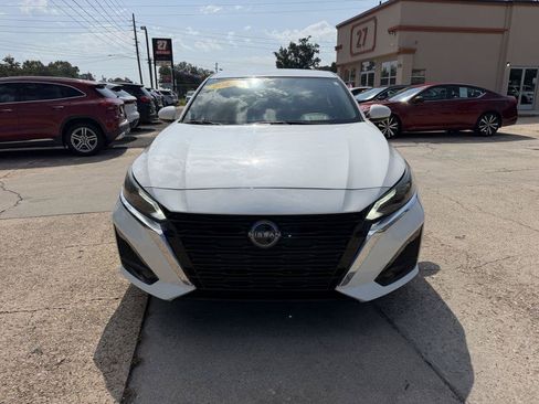 Used 2023 Nissan Altima 2.5 SV FWD image 2