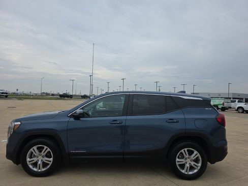 Used 2024 GMC Terrain SLE image 4