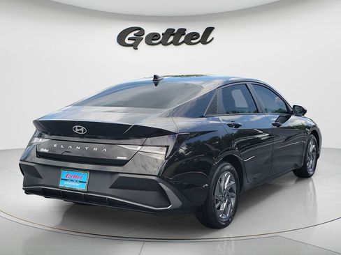 Used 2024 Hyundai Elantra Blue FWD image 5