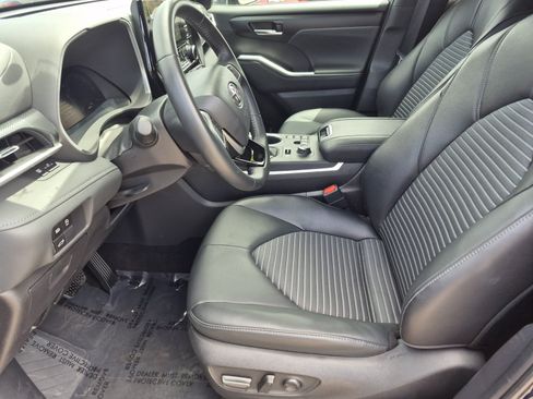 Certified 2025 Toyota Highlander XSE AWD/4WD image 16