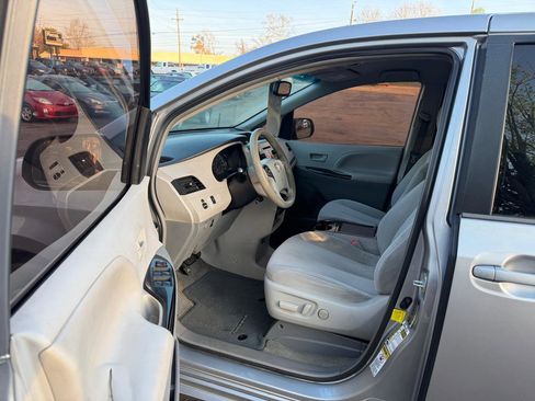 Used 2012 Toyota Sienna LE image 12