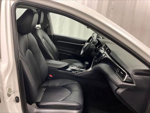 Used 2020 Toyota Camry XLE image 11