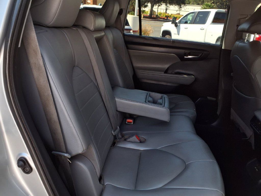 Used 2021 Toyota Highlander XLE FWD image 33
