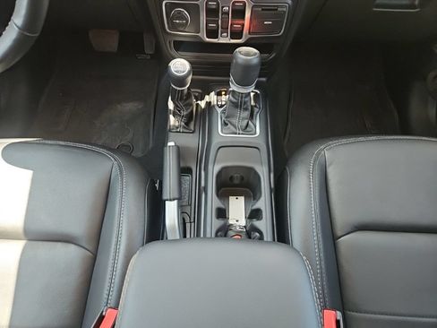 Used 2022 Jeep Wrangler Unlimited Sahara w/ Cold Weather Group AWD/4WD image 33