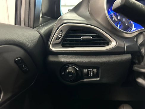 Used 2025 Chrysler Pacifica Select FWD image 19