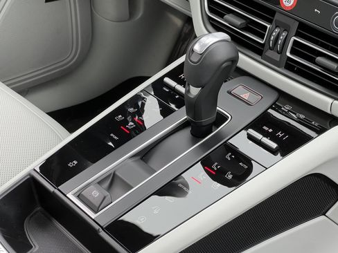 Certified 2025 Porsche Macan image 34