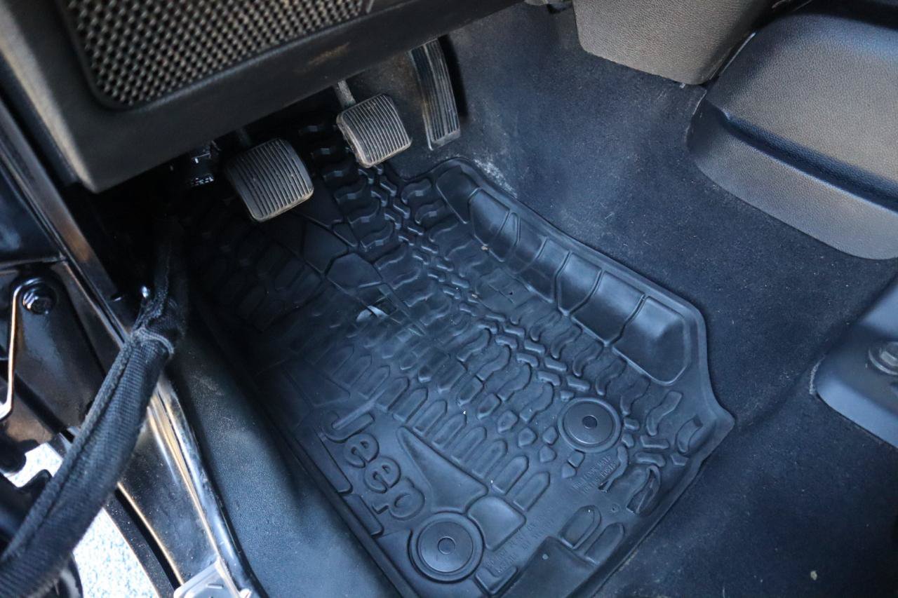 Used 2014 Jeep Wrangler Unlimited Rubicon w/ Connectivity Group AWD/4WD image 60