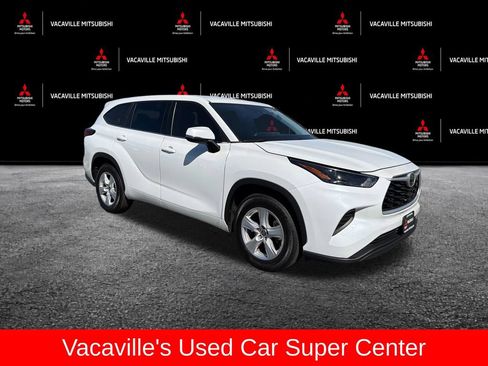 Used 2023 Toyota Highlander L FWD image 2