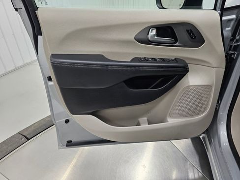 Used 2023 Chrysler Pacifica Touring-L image 35