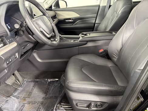 Used 2025 Toyota Grand Highlander AWD image 9