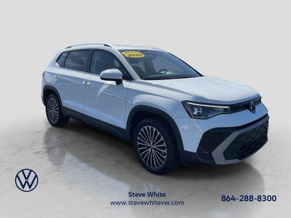 Used 2025 Volkswagen Taos SE w/ Panoramic Sunroof Package