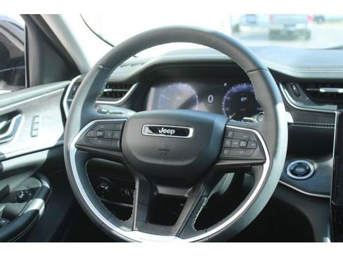Used 2023 Jeep Grand Cherokee L Limited AWD/4WD image 16