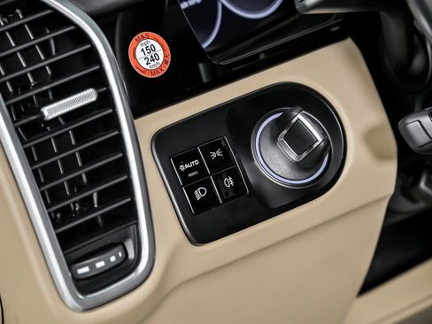 Used 2019 Porsche Cayenne Turbo image 28