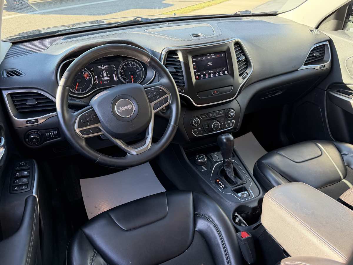Used 2019 Jeep Cherokee Latitude Plus AWD/4WD image 12