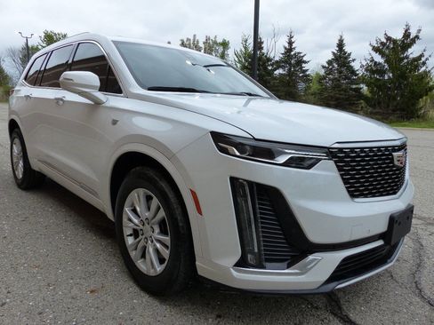 Used 2024 Cadillac XT6 Luxury w/ LPO, Floor Liner Package FWD image 6