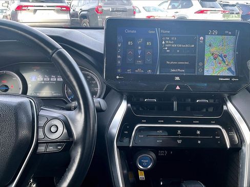 Used 2021 Toyota Venza XLE image 6