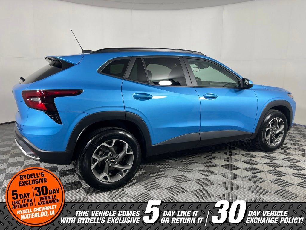 Used 2025 Chevrolet Trax LT w/ LT Convenience Package FWD image 3