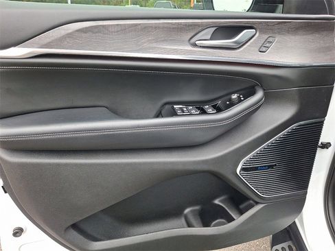 Used 2022 Jeep Grand Cherokee Overland image 12