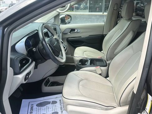 Used 2017 Chrysler Pacifica Platinum FWD image 9